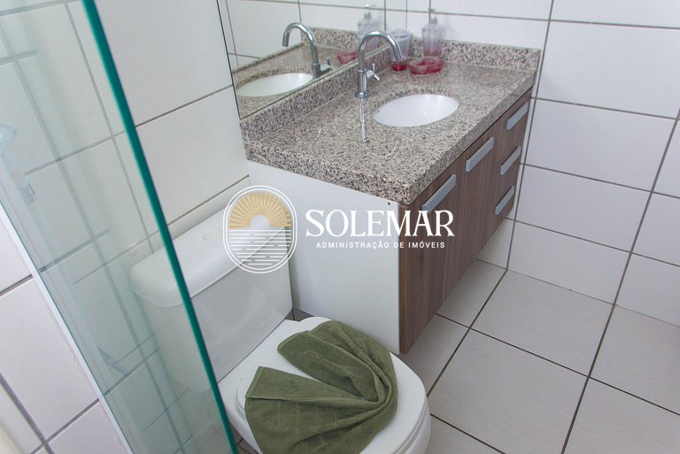 Apartamento con suite y un dormitorio con literas y sofá cam