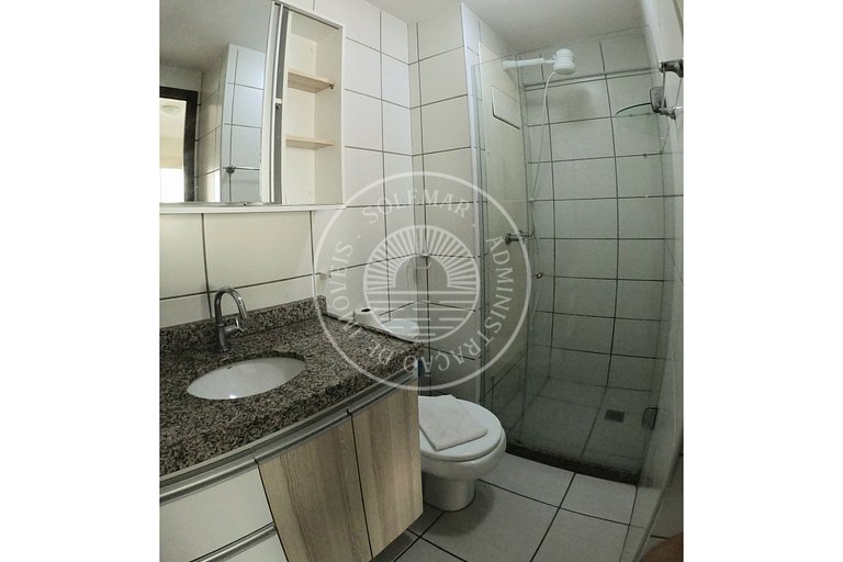 Apto com uma suíte e um quarto menor com camas beliche.