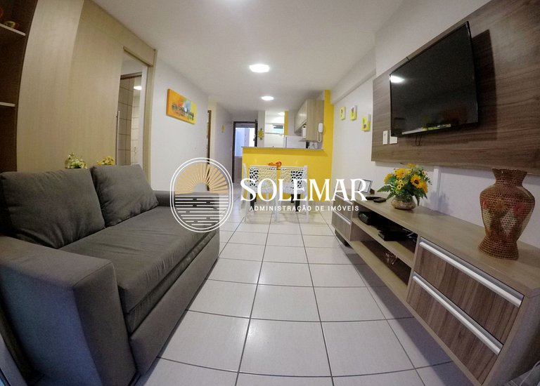 Apartamento con suite y un dormitorio con literas y sofá cam
