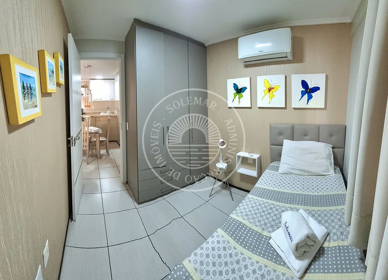 Apartamento com 2 quartos, sendo uma cama casal e outro quar