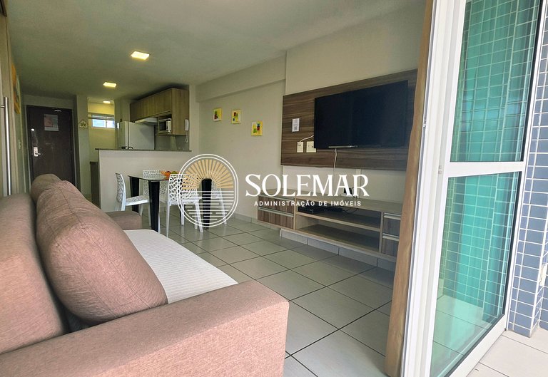 Apartamento con suite y un dormitorio con literas y sofá cam