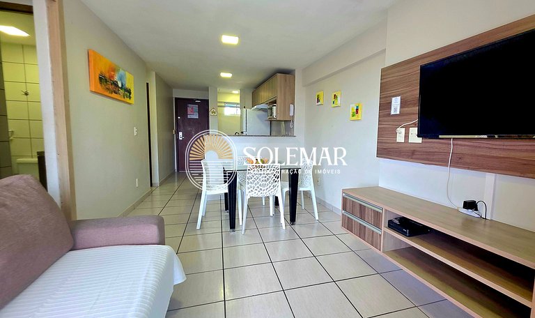 Apartamento con suite y un dormitorio con literas y sofá cam