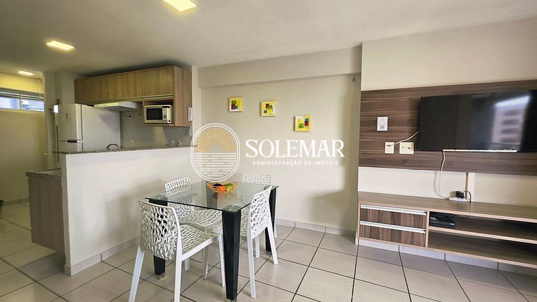 Apartamento con suite y un dormitorio con literas y sofá cam