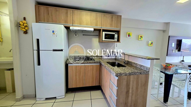 Apartamento con suite y un dormitorio con literas y sofá cam