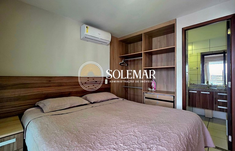 Apartamento con suite y un dormitorio con literas y sofá cam