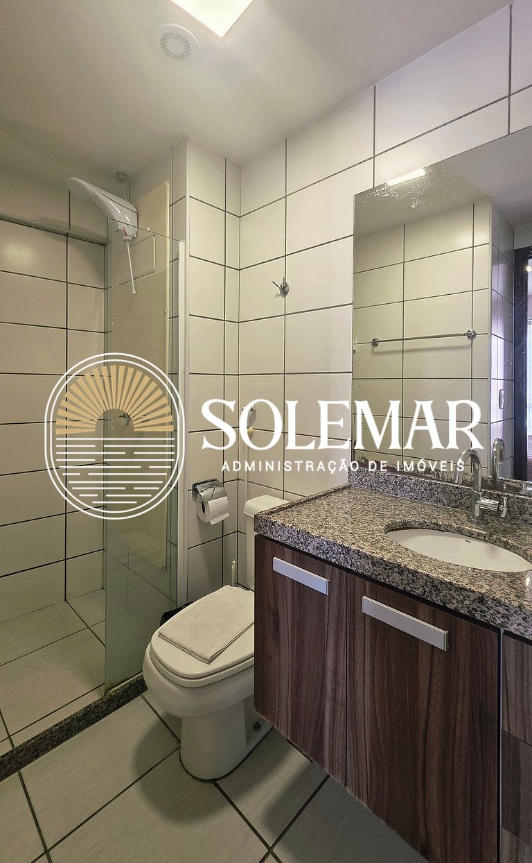 Apartamento con suite y un dormitorio con literas y sofá cam