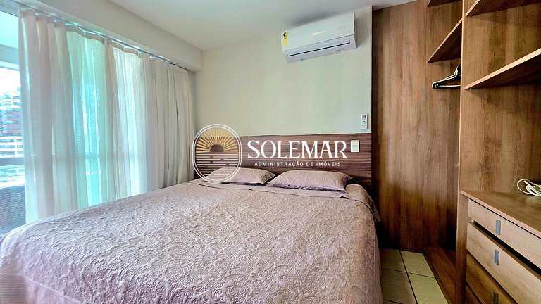 Apartamento con suite y un dormitorio con literas y sofá cam