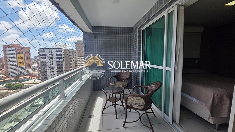 Apartamento con suite y un dormitorio con literas y sofá cam