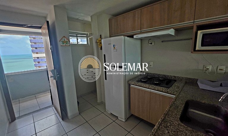 Apartamento con suite y un dormitorio con literas y sofá cam